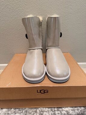 UGG Metallic Sheepskin Boots in Silver-